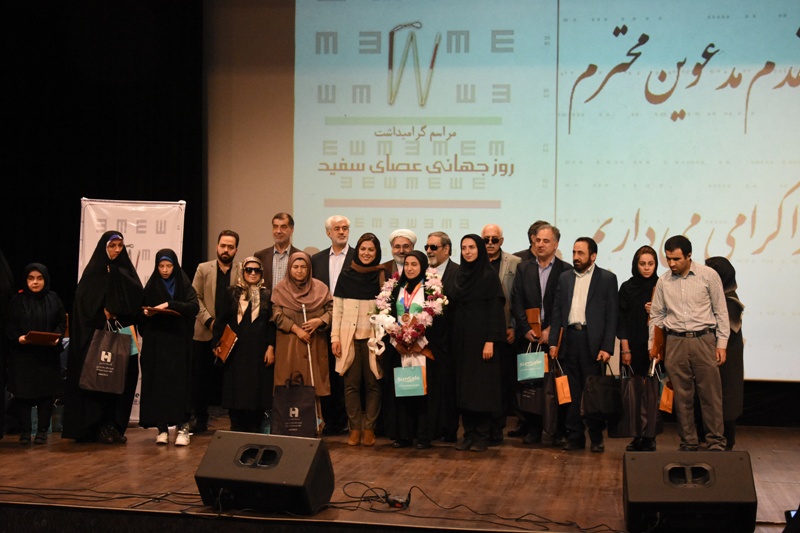 اعطای لوح تقدیر انجمن نابینایان به بانک تجارت اعطای لوح تقدیر انجمن نابینایان به بانک تجارت