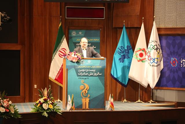 شریعتمداری: در این چند ماه امتحان خوبى پس ندادیم/ کالاهایى که ما با ارز ٤٢٠٠تولید مىکنیم به راحتى صادر مىکنند! شریعتمداری: در این چند ماه امتحان خوبى پس ندادیم/ کالاهایى که ما با ارز ٤٢٠٠تولید مىکنیم به راحتى صادر مىکنند!