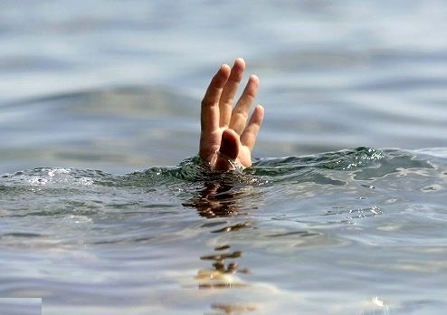 غرق شدن قایق تفریحی در آبهای خلیج فارس غرق شدن قایق تفریحی در آبهای خلیج فارس