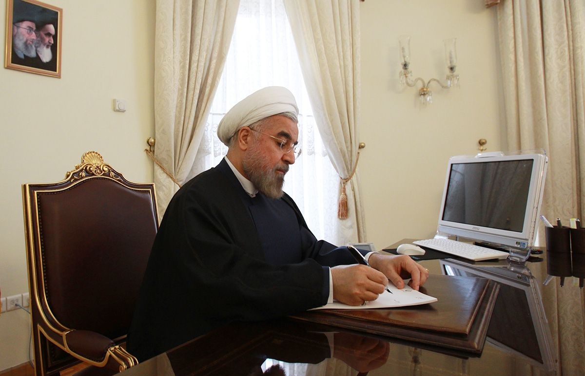 تقدیر روحانی از سرپرستان وزارتخانههای کار و اقتصاد تقدیر روحانی از سرپرستان وزارتخانههای کار و اقتصاد
