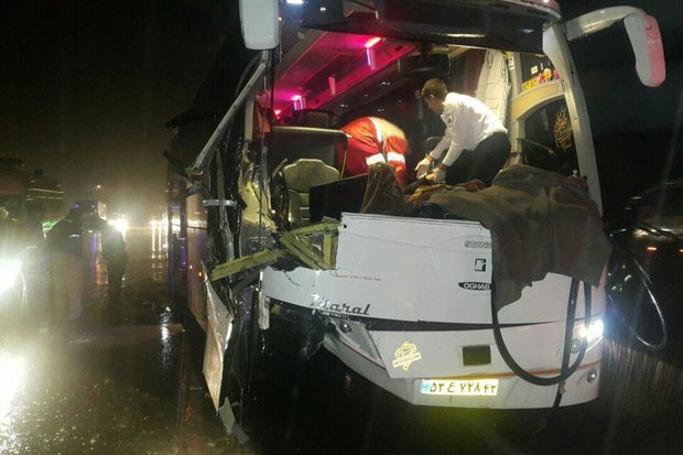 تصادف اتوبوس با تریلر ۷ مجروح برجا گذاشت +عکس تصادف اتوبوس با تریلر ۷ مجروح برجا گذاشت +عکس
