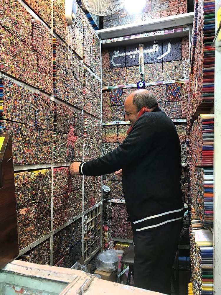 این مداد رنگی فروشی در بازار تهران است +عکس