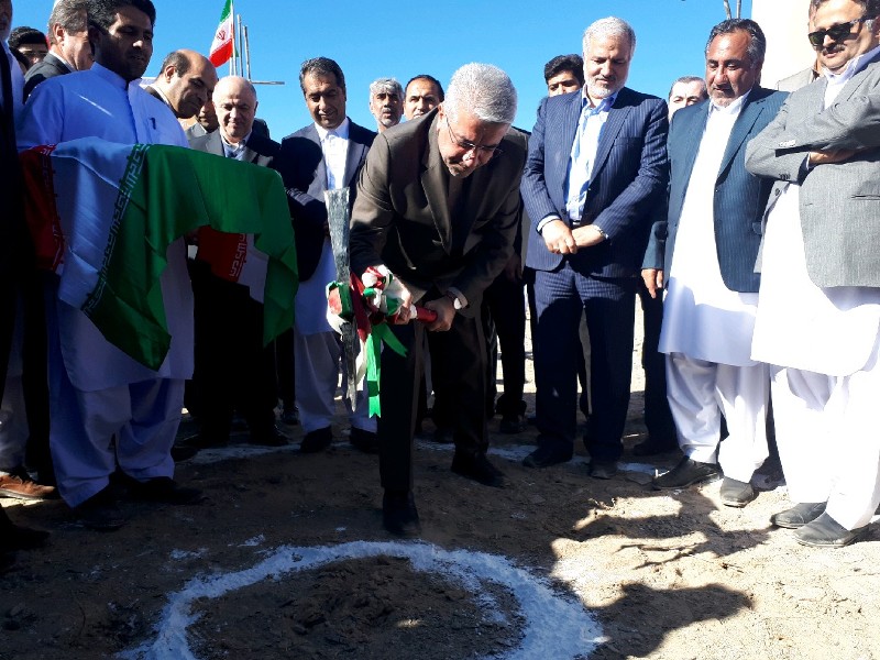 وزیر نیرو کلنگ بخش گاز نیروگاه گازی زاهدان را به زمین زد وزیر نیرو کلنگ بخش گاز نیروگاه گازی زاهدان را به زمین زد