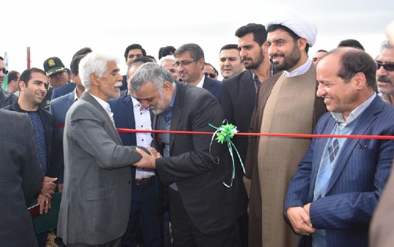 بوسه وزیر بر دستان کشاورز ملایری +عکس بوسه وزیر بر دستان کشاورز ملایری +عکس