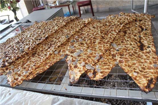فروش اجباری نان دو رو کنجد تخلف و گرانفروشی است فروش اجباری نان دو رو کنجد تخلف و گرانفروشی است