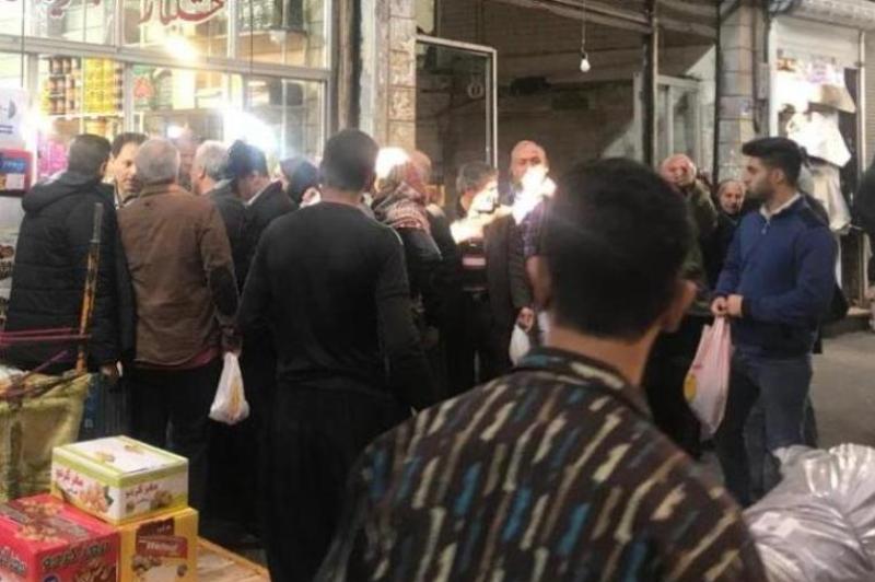 صف خرید پسته 200هزار تومانی در بازار تهران صف خرید پسته 200هزار تومانی در بازار تهران