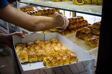 رئیس اتحادیه قنادان تهران:جعبه را با نرخ شیرینی حساب میکنیم رئیس اتحادیه قنادان تهران:جعبه را با نرخ شیرینی حساب میکنیم