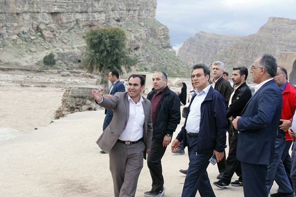 بازدید مدیرعامل بانک ملت از مناطق سیل زده استان لرستان بازدید مدیرعامل بانک ملت از مناطق سیل زده استان لرستان