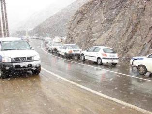 آغاز بارش برف در جادههای چالوس و هراز آغاز بارش برف در جادههای چالوس و هراز
