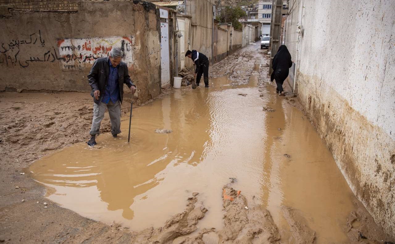 کمک ۱۰میلیارد ریالی کارکنان وزارت اقتصاد به سیل زدگان کمک ۱۰میلیارد ریالی کارکنان وزارت اقتصاد به سیل زدگان