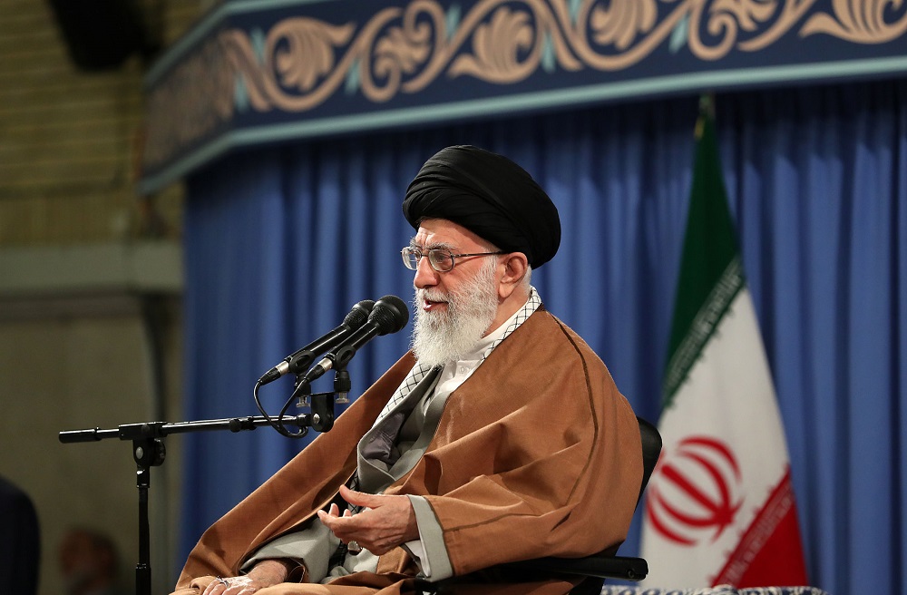 رهبر انقلاب: روحیه دفاع از حق را در خود حفظ کنید رهبر انقلاب: روحیه دفاع از حق را در خود حفظ کنید