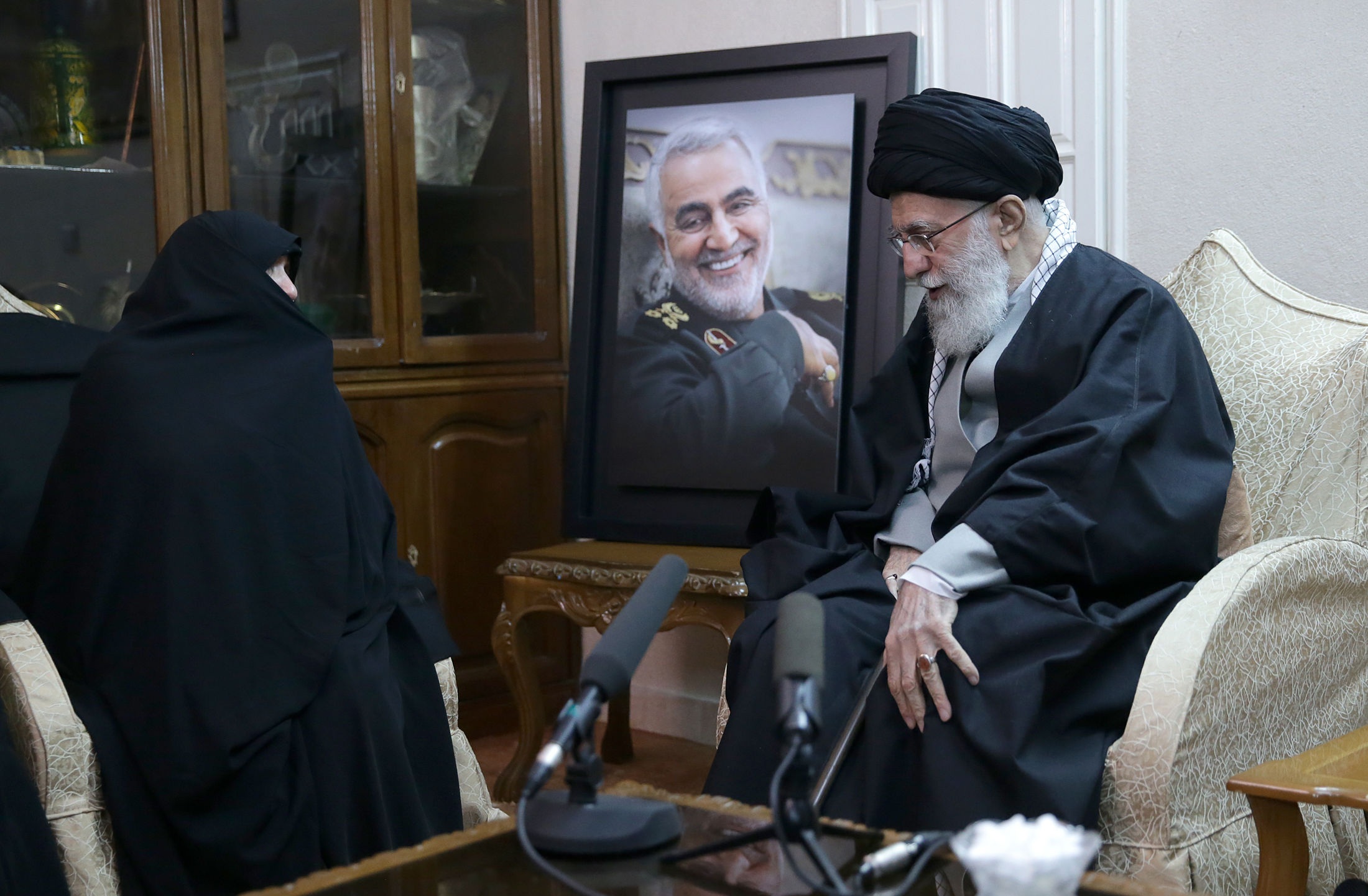 حضور رهبر انقلاب در منزل سردار سلیمانی +فیلم