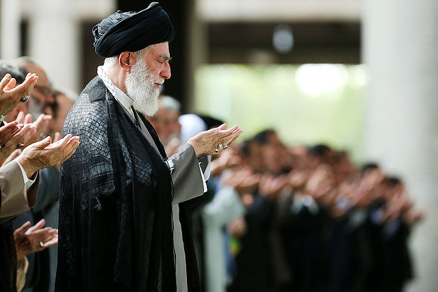 اقامه نماز بر پیکر سپهبد سلیمانی توسط مقام معظم رهبری اقامه نماز بر پیکر سپهبد سلیمانی توسط مقام معظم رهبری