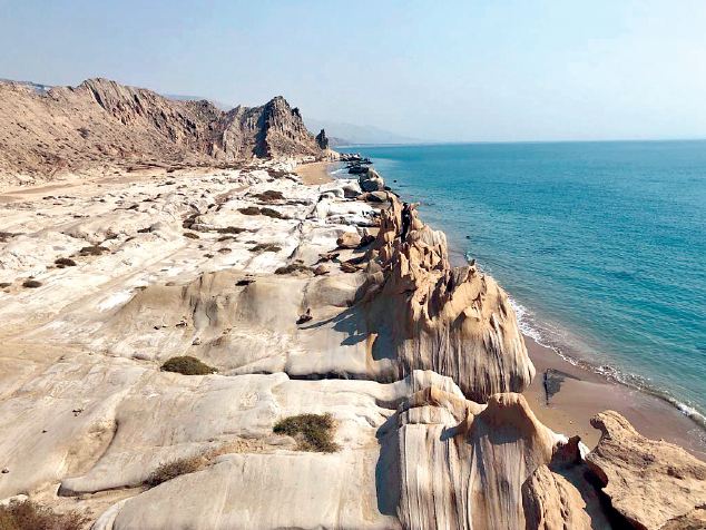 پرورش میگو در بکرترین ساحل هرمزگان پرورش میگو در بکرترین ساحل هرمزگان