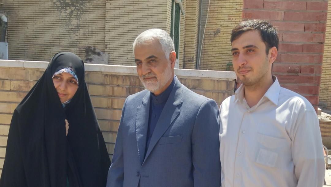 عکس یادگاری زوج جان باخته در هواپیمای اوکراینی با سردار سلیمانی عکس یادگاری زوج جان باخته در هواپیمای اوکراینی با سردار سلیمانی