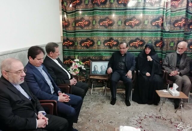 حضور جهانگیری در منزل جان باختگان حادثه سقوط هواپیما حضور جهانگیری در منزل جان باختگان حادثه سقوط هواپیما