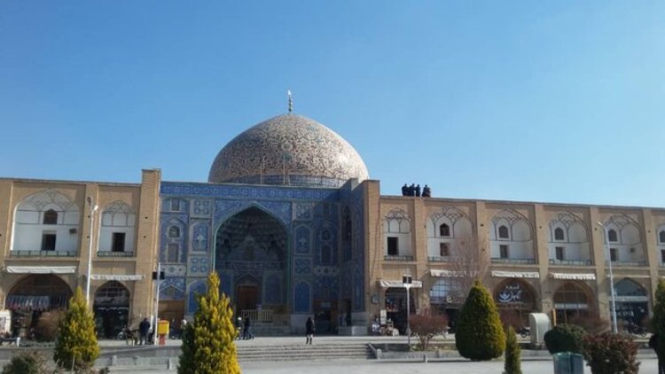 مورد عجیب برف و گنبد شیخ لطفالله مورد عجیب برف و گنبد شیخ لطفالله