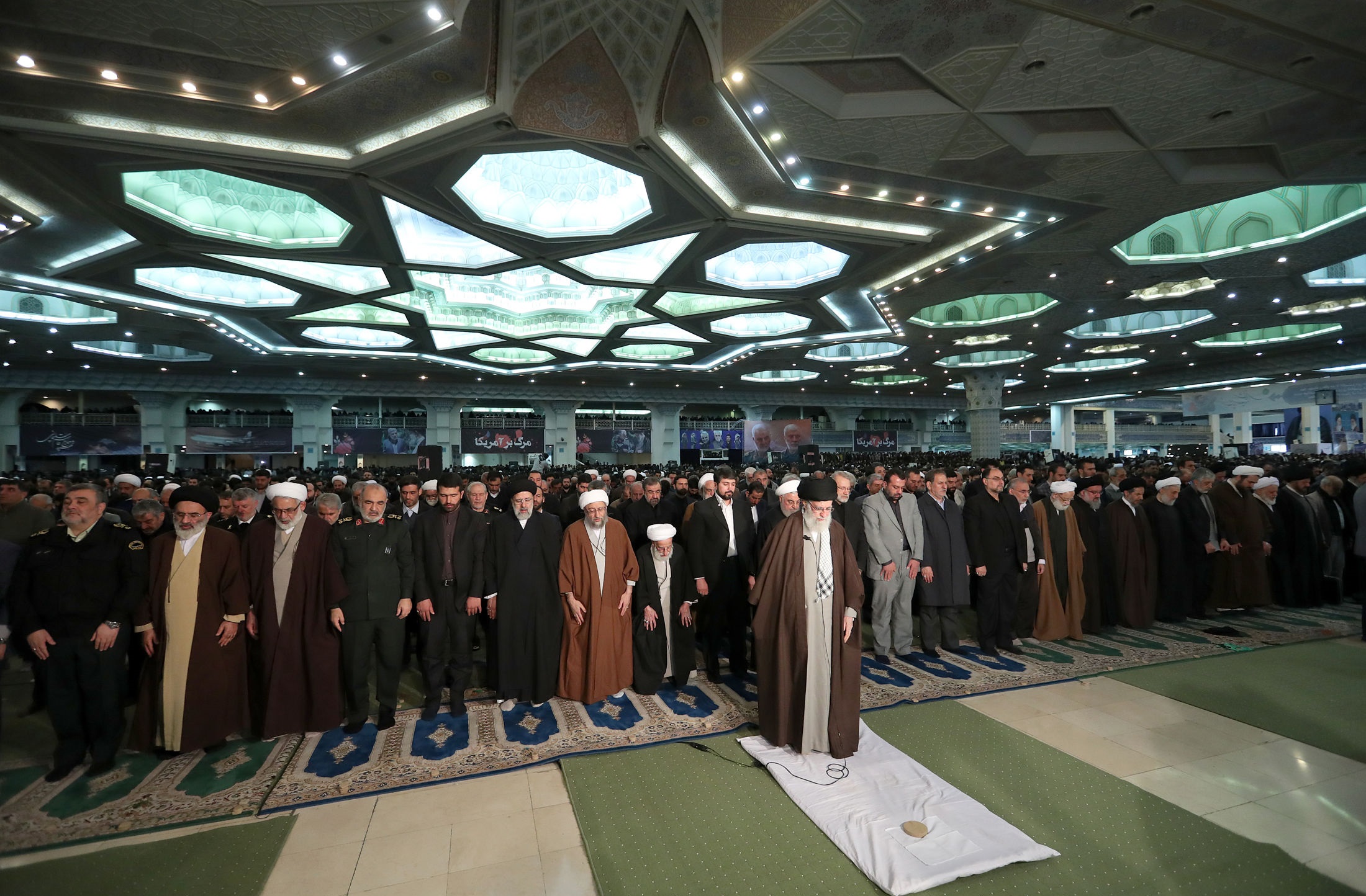 رهبر انقلاب: تنها راه ملت ایران قوی شدن است رهبر انقلاب: تنها راه ملت ایران قوی شدن است