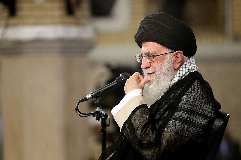 عکسی از رهبر انقلاب با لباس مبدل در جمع زلزله زدگان بم