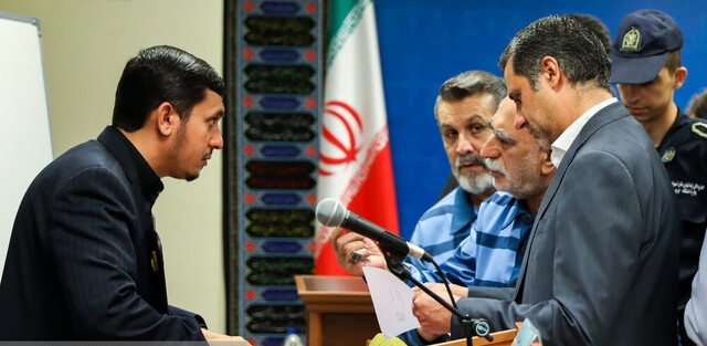 نماینده دادستان: دیواندری با اکبر طبری ارتباط سری داشته است/ مقدمات رد مال حدود ۹۳میلیون دلاری انجام شد نماینده دادستان: دیواندری با اکبر طبری ارتباط سری داشته است/ مقدمات رد مال حدود ۹۳میلیون دلاری انجام شد