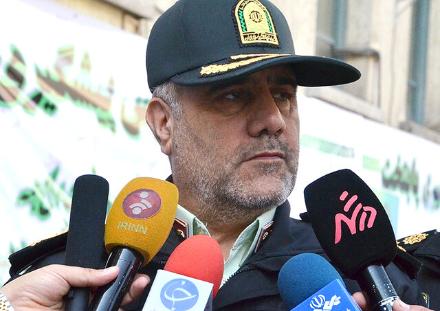 نیروی انتظامی مقتدرانه با مفاسد اقتصادی برخورد میکند نیروی انتظامی مقتدرانه با مفاسد اقتصادی برخورد میکند