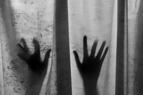 تعرض گروهی وحشیانه به دختر جوان ساده تعرض گروهی وحشیانه به دختر جوان ساده