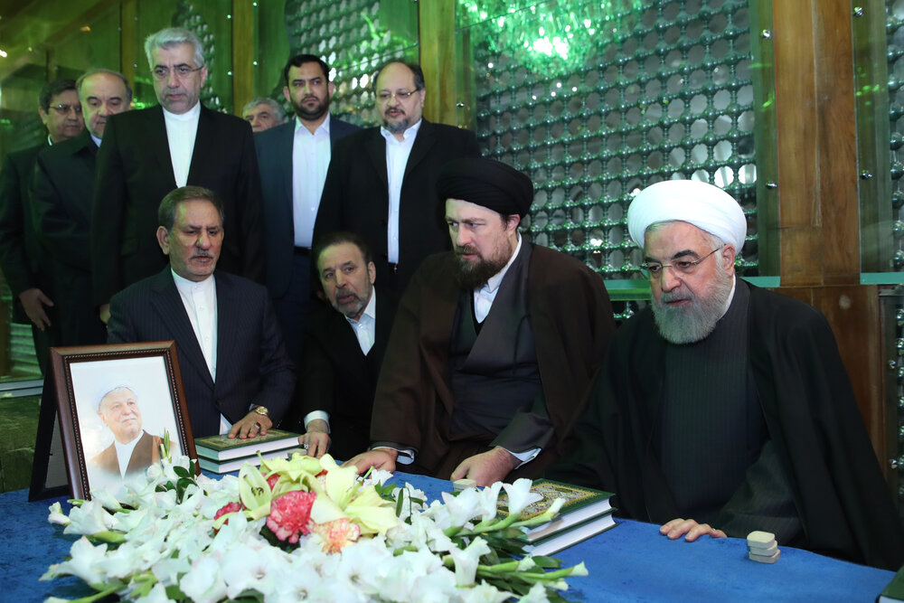 فاتحه خوانی روحانی و سیدحسن خمینی بر سر مزار آیت الله هاشمی فاتحه خوانی روحانی و سیدحسن خمینی بر سر مزار آیت الله هاشمی