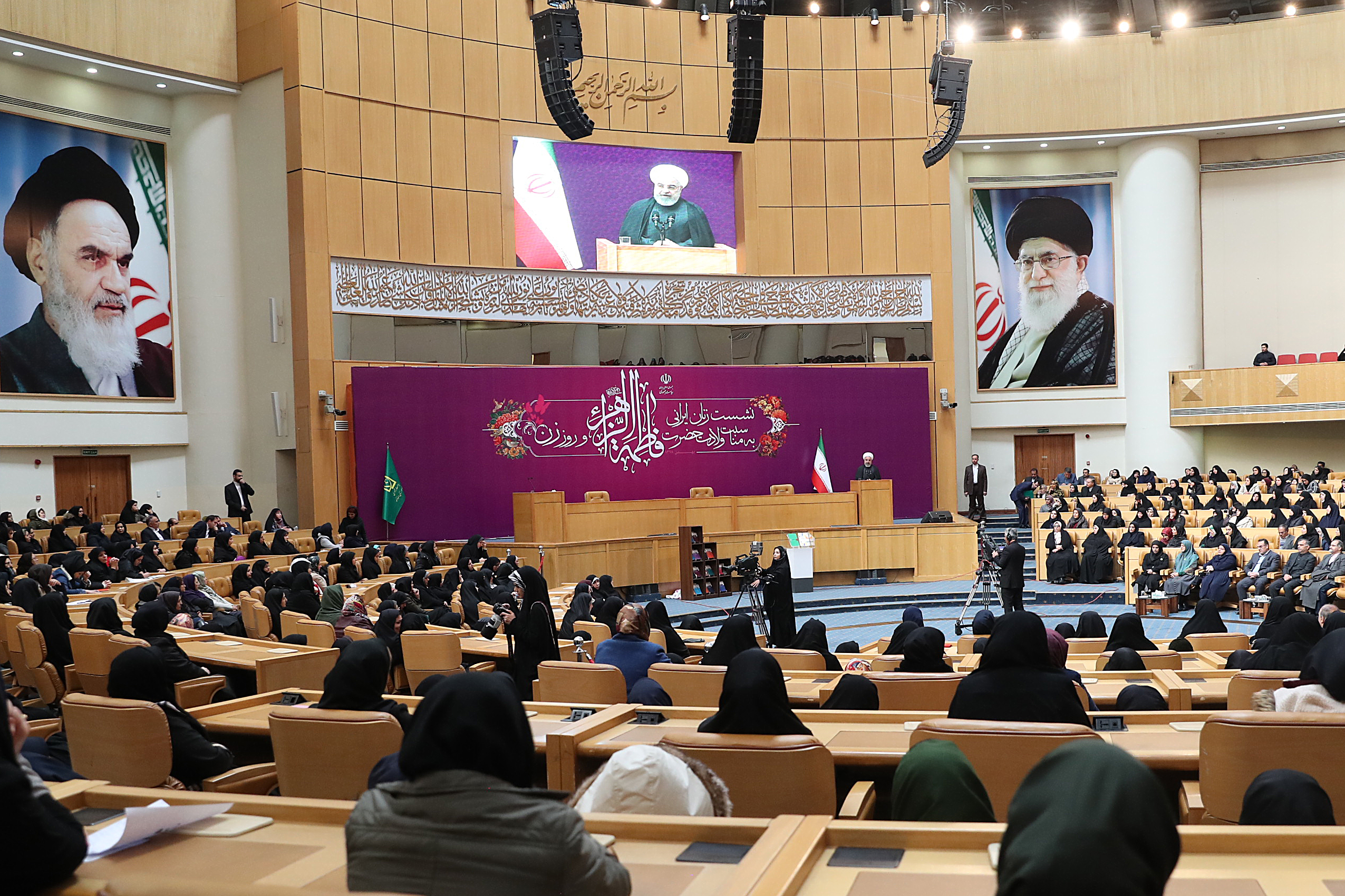 روحانی: دیدگاه ما باید نسبت به مقام زن تصحیح شود/ ایجاد زمینه برای حضور نسل جوان در مدیریتها روحانی: دیدگاه ما باید نسبت به مقام زن تصحیح شود/ ایجاد زمینه برای حضور نسل جوان در مدیریتها