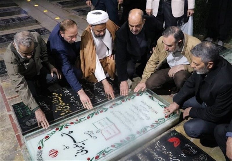 حضور فرمانده کل ارتش بر مزار سپهبد سلیمانی +عکس حضور فرمانده کل ارتش بر مزار سپهبد سلیمانی +عکس