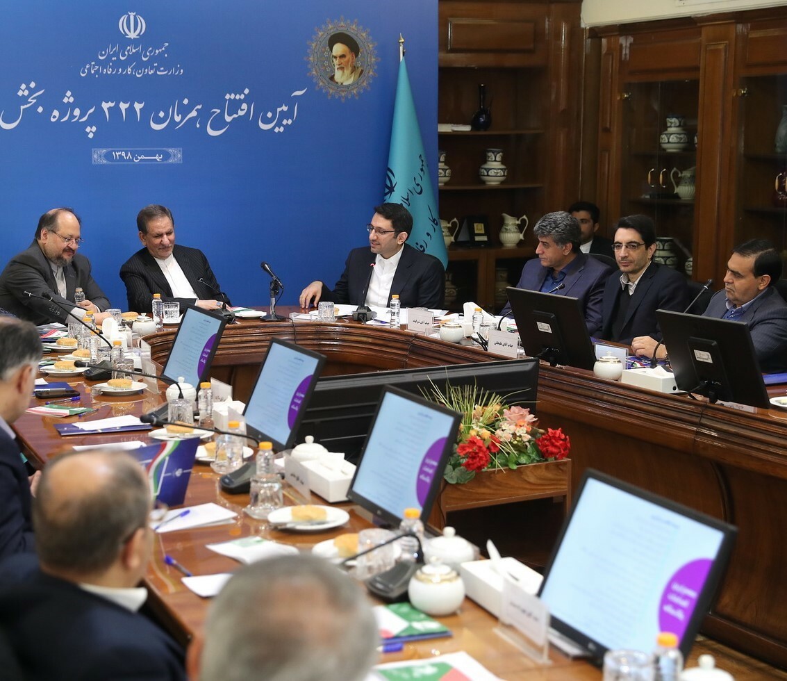 دولت در سیاستهای اقتصادی به هیچ وجه نگاه به خارج نداشت/ اصرار دولت واگذاری بنگاههای اقتصادی به مردم است نه واگذاری به بانکها و نهادهای نظامی و شبه دولتی دولت در سیاستهای اقتصادی به هیچ وجه نگاه به خارج نداشت/ اصرار دولت واگذاری بنگاههای اقتصادی به مردم است نه واگذاری به بانکها و نهادهای نظامی و شبه دولتی