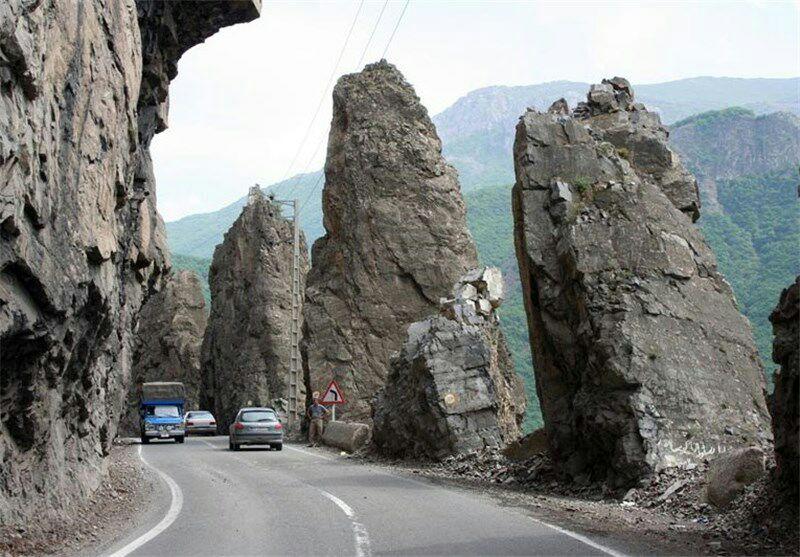 حادثه خونین ریزش سنگ در جاده چالوس حادثه خونین ریزش سنگ در جاده چالوس