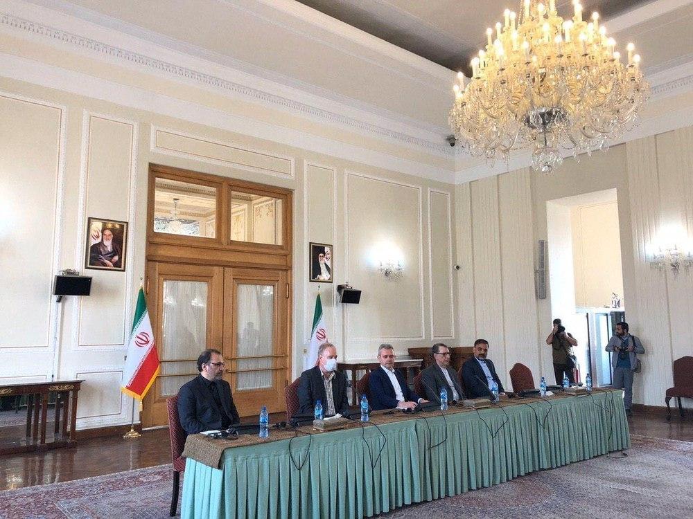 نشست اقدامات کنترلی ایران در پی شیوع کرونا با حضور دیپلماتهای خارجی مقیم تهران نشست اقدامات کنترلی ایران در پی شیوع کرونا با حضور دیپلماتهای خارجی مقیم تهران