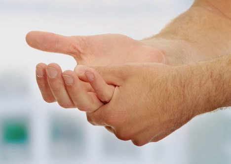 شکستن قولنج انگشتان مفید است؟ شکستن قولنج انگشتان مفید است؟