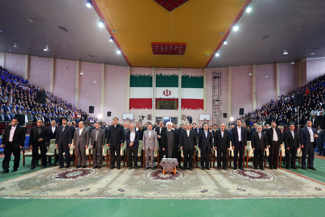 تجلیل روحانی از کارگران و مدیران واحدهای نمونه صنعتی