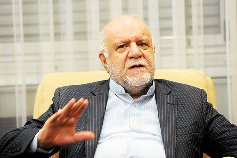 درخواست همراهی زنگنه از رسانهها/ اطلاعی از امکان افزایش قیمت بنزین ندارم درخواست همراهی زنگنه از رسانهها/ اطلاعی از امکان افزایش قیمت بنزین ندارم