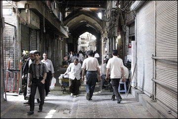 هشدار در مورد سقف در حال ریزش بازار آهنگران تهران هشدار در مورد سقف در حال ریزش بازار آهنگران تهران
