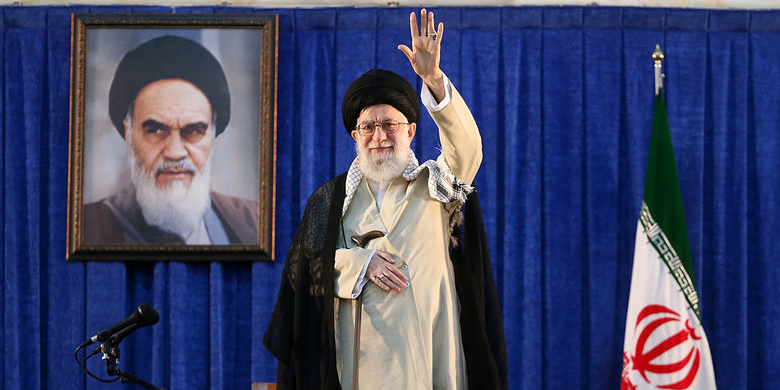 رهبر انقلاب: باید دست مفسدان اقتصادی را برید
