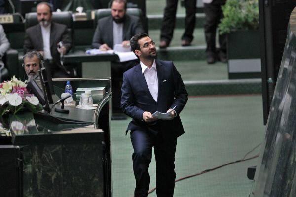 آذری جهرمی از مجلس کارت زرد گرفت آذری جهرمی از مجلس کارت زرد گرفت