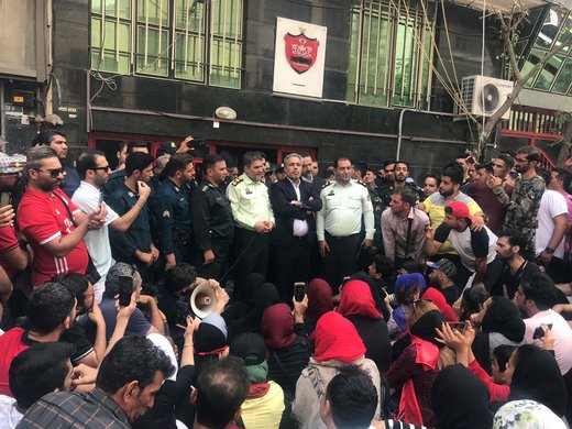عرب با بادیگارد میان هواداران پرسپولیس رفت +عکس عرب با بادیگارد میان هواداران پرسپولیس رفت +عکس