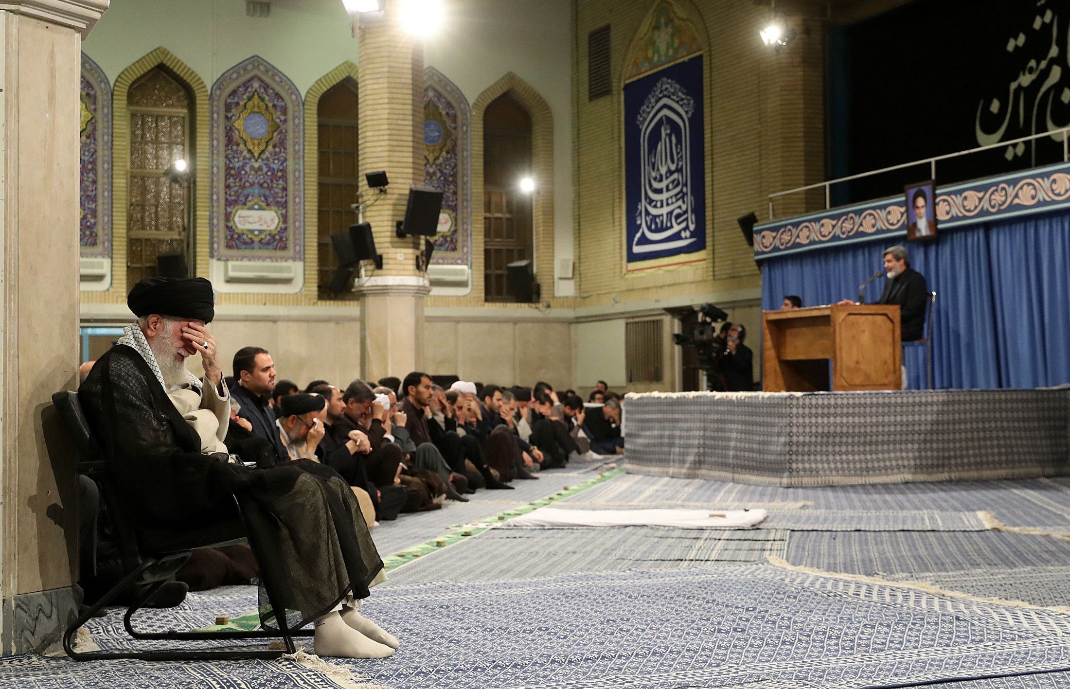 مراسم سوگواری شهادت امام علی(ع) در حضور رهبر انقلاب مراسم سوگواری شهادت امام علی(ع) در حضور رهبر انقلاب