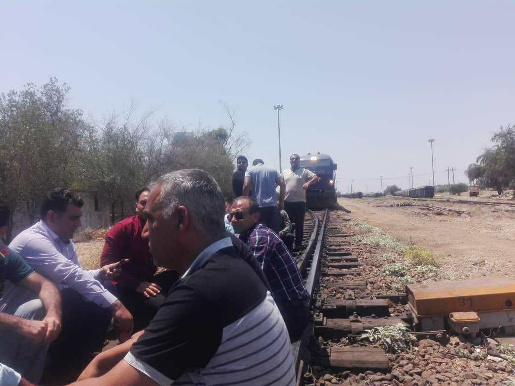 اعتصاب جمعی از مهمانداران قطار در راه آهن زاگرس اندیمشک اعتصاب جمعی از مهمانداران قطار در راه آهن زاگرس اندیمشک
