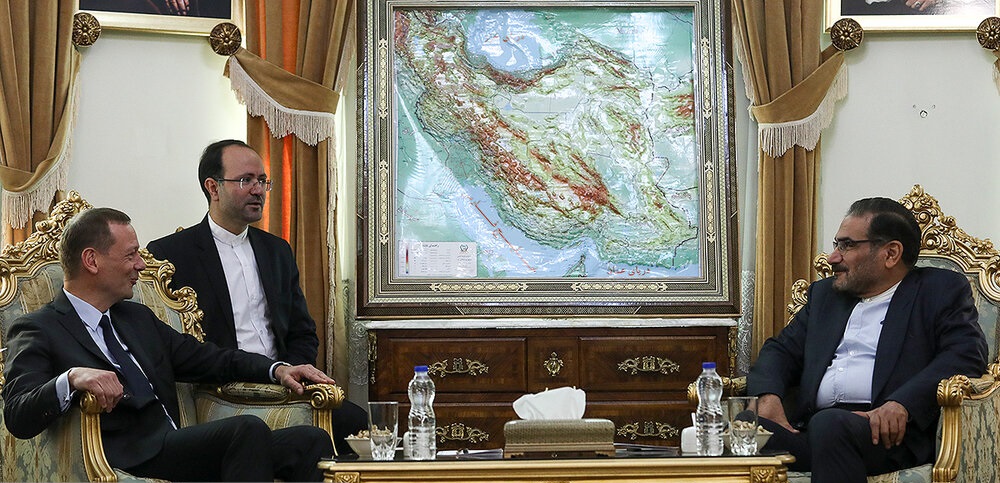 در دیدار مشاور رئیسجمهور فرانسه با شمخانی چه گذشت؟ در دیدار مشاور رئیسجمهور فرانسه با شمخانی چه گذشت؟