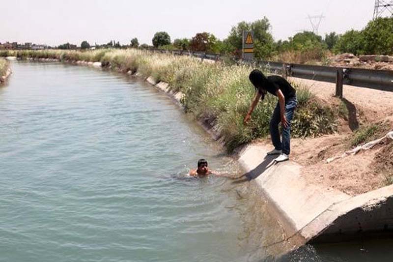 کانال آب جان ۲جوان را در بهبهان گرفت کانال آب جان ۲جوان را در بهبهان گرفت