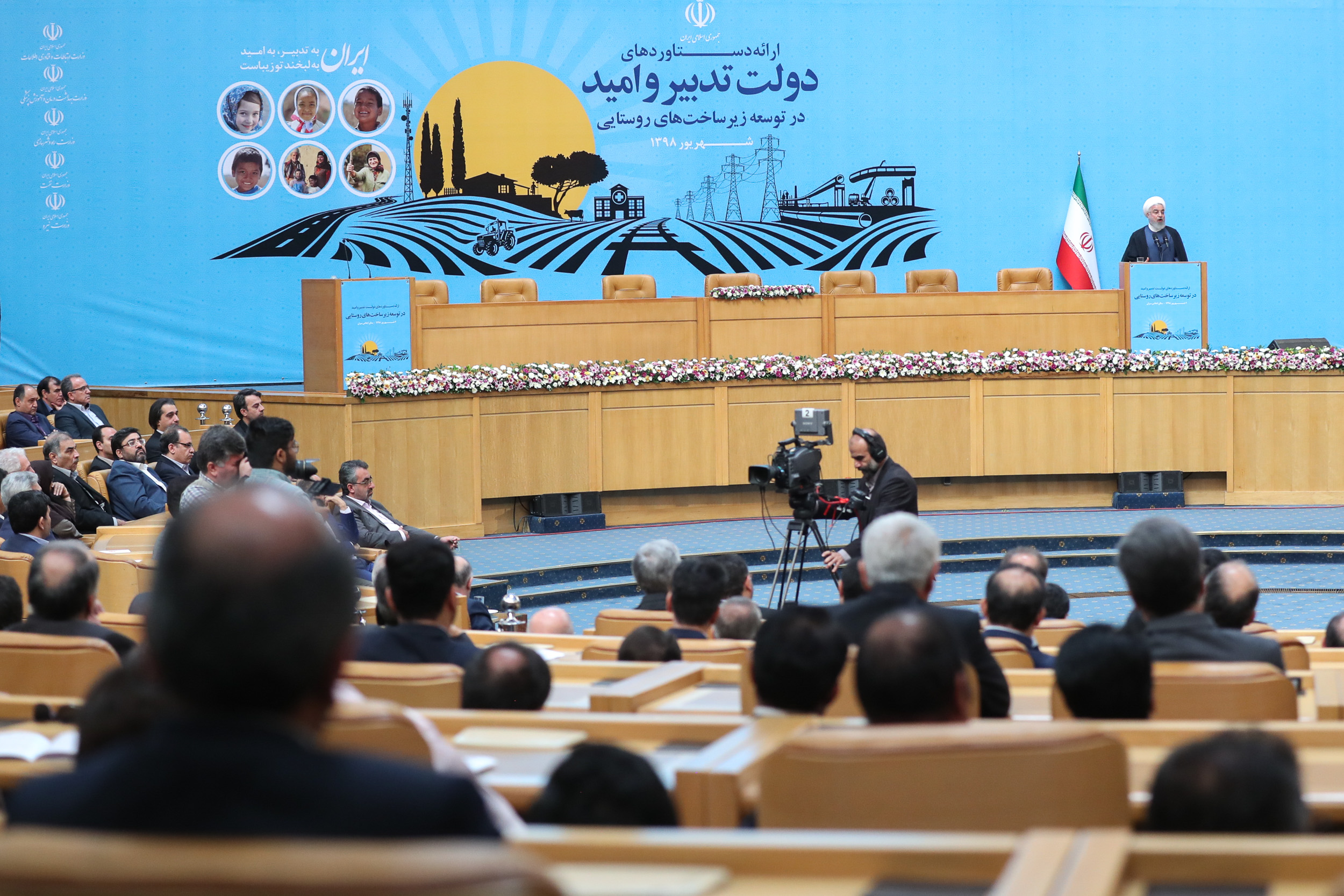 روحانی: امروز درباره نتیجه سفر ظریف به فرانسه جلسه داریم/ فرصت دو ماهه بین کاهش تعهدات برجامی، نشانه باز گذاشتن فضای دیپلماسی است روحانی: امروز درباره نتیجه سفر ظریف به فرانسه جلسه داریم/ فرصت دو ماهه بین کاهش تعهدات برجامی، نشانه باز گذاشتن فضای دیپلماسی است