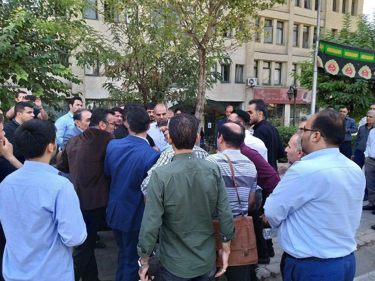تجمع تعدادی از کارکنان شرکت مترو در محوطه ساختمان اصلی تجمع تعدادی از کارکنان شرکت مترو در محوطه ساختمان اصلی
