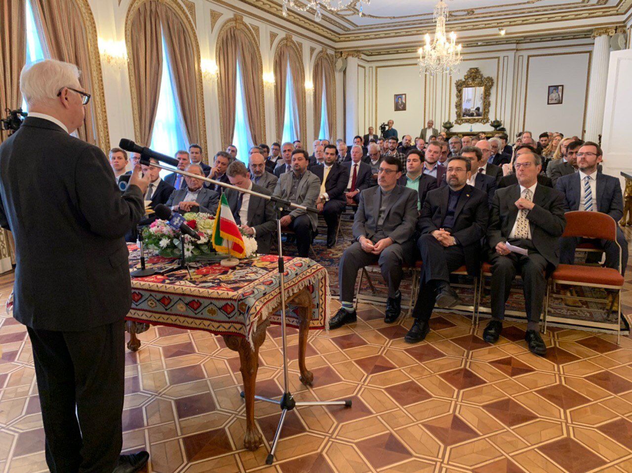 تحریمهای آمریکا مانع همکاری تجاری انگلیس و ایران نشده است تحریمهای آمریکا مانع همکاری تجاری انگلیس و ایران نشده است