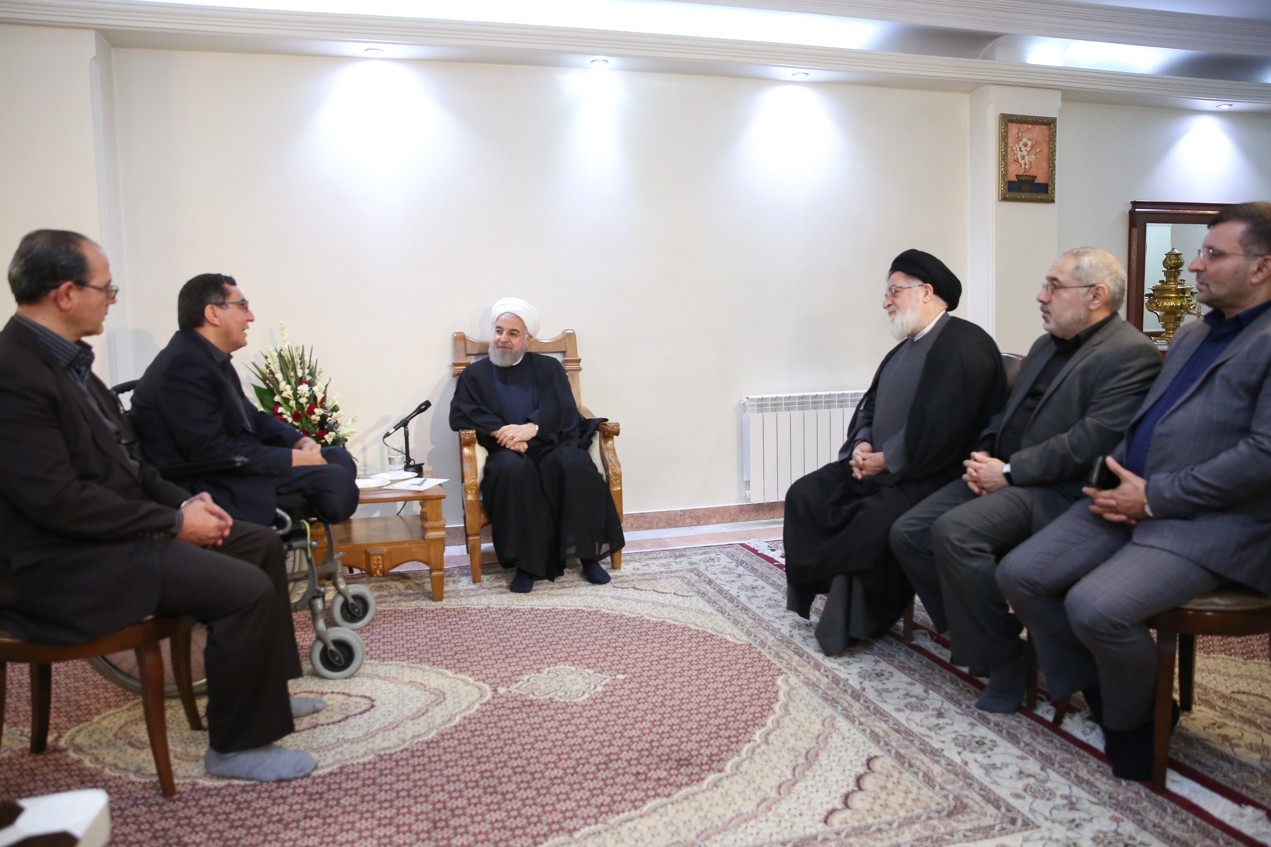 راهی جز ایستادگی و مقاومت در برابر توطئه دشمنان نداریم