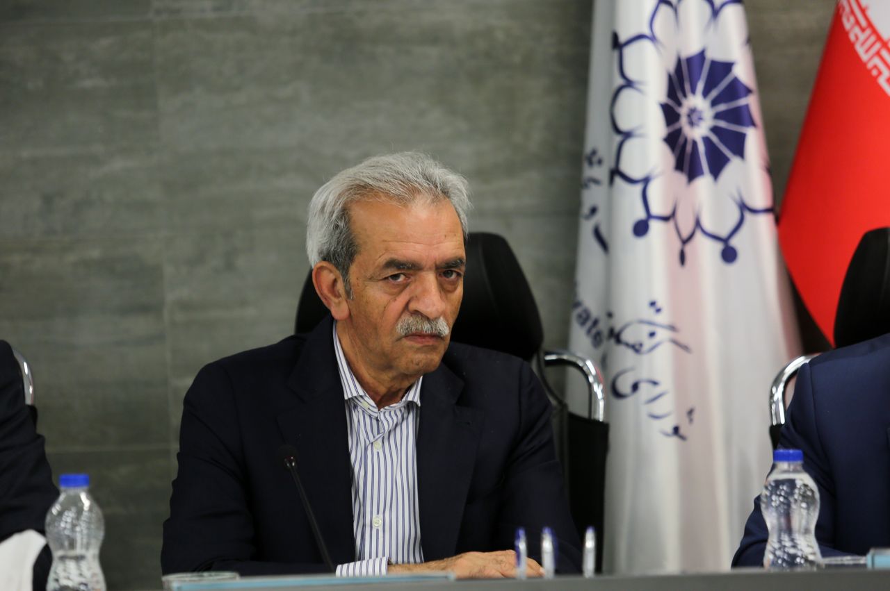 حجم اقتصاد ایران نیازمند این همه بانک نیست/ وضع فعلی بخش مالی باعث فربه شدن بسیاری از بخشهای غیر مولد شده حجم اقتصاد ایران نیازمند این همه بانک نیست/ وضع فعلی بخش مالی باعث فربه شدن بسیاری از بخشهای غیر مولد شده