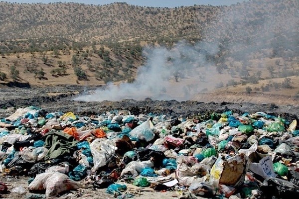 کوه 60متری زباله در آرادکوه کوه 60متری زباله در آرادکوه