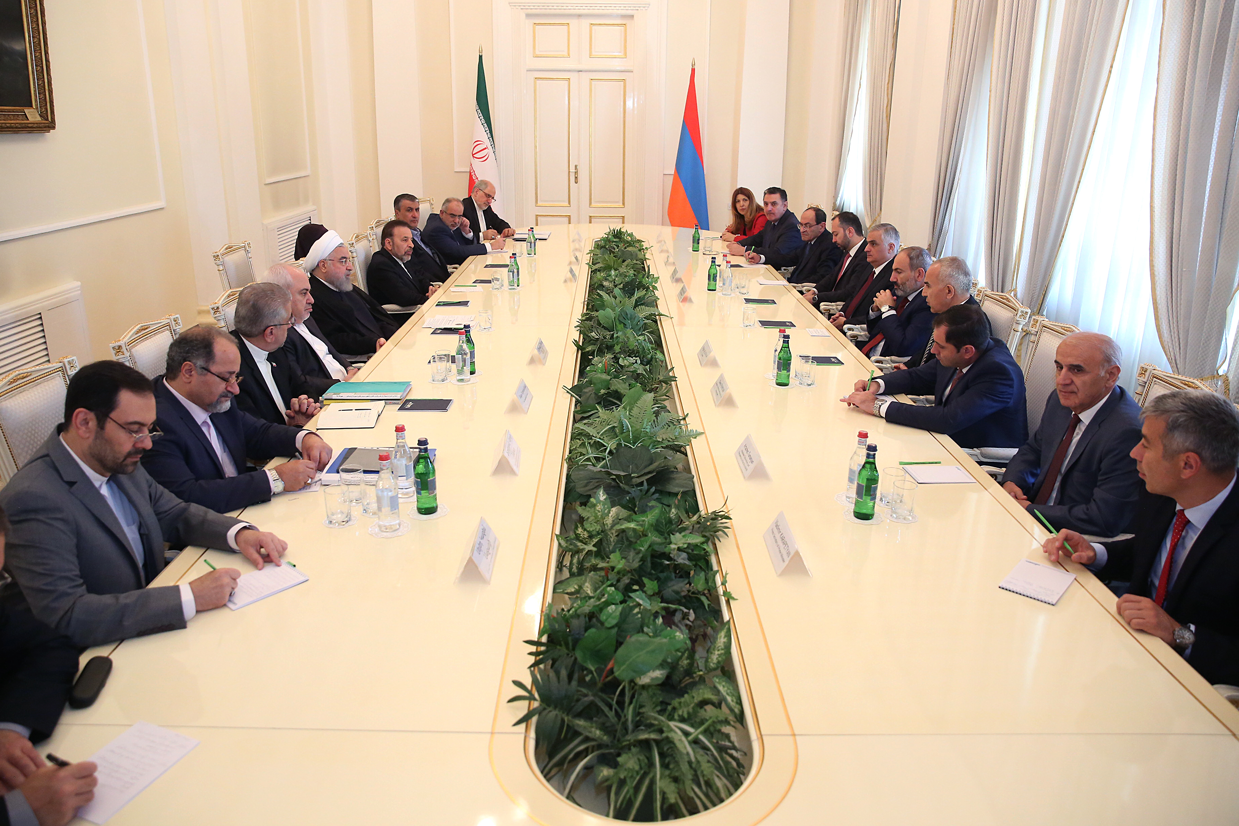 روحانی: تهران و ایروان بدنبال فعال کردن ظرفیتهای گسترده اقتصادی خود هستند/ اتصال خلیج فارس به دریای سیاه میتواند جهشی در مناسبات ایران و ارمنستان ایجاد کند روحانی: تهران و ایروان بدنبال فعال کردن ظرفیتهای گسترده اقتصادی خود هستند/ اتصال خلیج فارس به دریای سیاه میتواند جهشی در مناسبات ایران و ارمنستان ایجاد کند